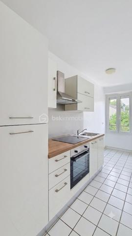 dans le centre ville de Claye, immeuble de rapport composé au rdc de 2 studettes dont une louée, au 1er étage, un studio de 31m² entièrement rénové libre à la location. Au 2e étage, un studio de 31m² entièrement rénové également libre à la location. Au 3e étage, un comble (appartement dans le titre de propriété) à aménager afin de recréer le 5ème lot existant. Une cave. Le tout avec un terrain de 182m². Possibilité d'une rentabilité locative à 7% l'an brute.