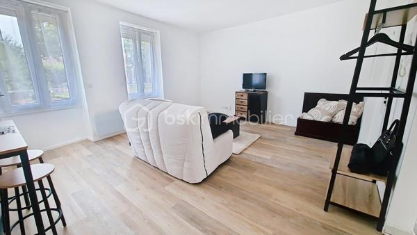 dans le centre ville de Claye, immeuble de rapport composé au rdc de 2 studettes dont une louée, au 1er étage, un studio de 31m² entièrement rénové libre à la location. Au 2e étage, un studio de 31m² entièrement rénové également libre à la location. Au 3e étage, un comble (appartement dans le titre de propriété) à aménager afin de recréer le 5ème lot existant. Une cave. Le tout avec un terrain de 182m². Possibilité d'une rentabilité locative à 7% l'an brute.