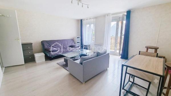 dans le centre ville de Claye, immeuble de rapport composé au rdc de 2 studettes dont une louée, au 1er étage, un studio de 31m² entièrement rénové libre à la location. Au 2e étage, un studio de 31m² entièrement rénové également libre à la location. Au 3e étage, un comble (appartement dans le titre de propriété) à aménager afin de recréer le 5ème lot existant. Une cave. Le tout avec un terrain de 182m². Possibilité d'une rentabilité locative à 7% l'an brute.