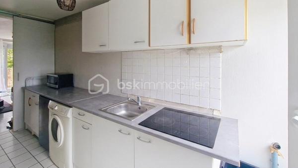dans le centre ville de Claye, immeuble de rapport composé au rdc de 2 studettes dont une louée, au 1er étage, un studio de 31m² entièrement rénové libre à la location. Au 2e étage, un studio de 31m² entièrement rénové également libre à la location. Au 3e étage, un comble (appartement dans le titre de propriété) à aménager afin de recréer le 5ème lot existant. Une cave. Le tout avec un terrain de 182m². Possibilité d'une rentabilité locative à 7% l'an brute.