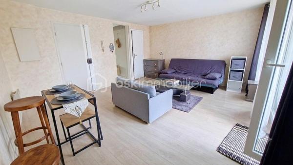 dans le centre ville de Claye, immeuble de rapport composé au rdc de 2 studettes dont une louée, au 1er étage, un studio de 31m² entièrement rénové libre à la location. Au 2e étage, un studio de 31m² entièrement rénové également libre à la location. Au 3e étage, un comble (appartement dans le titre de propriété) à aménager afin de recréer le 5ème lot existant. Une cave. Le tout avec un terrain de 182m². Possibilité d'une rentabilité locative à 7% l'an brute.