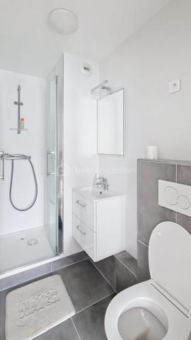 dans le centre ville de Claye, immeuble de rapport composé au rdc de 2 studettes dont une louée, au 1er étage, un studio de 31m² entièrement rénové libre à la location. Au 2e étage, un studio de 31m² entièrement rénové également libre à la location. Au 3e étage, un comble (appartement dans le titre de propriété) à aménager afin de recréer le 5ème lot existant. Une cave. Le tout avec un terrain de 182m². Possibilité d'une rentabilité locative à 7% l'an brute.