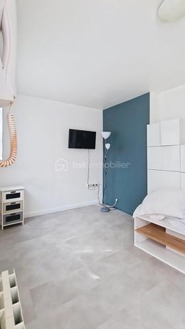 dans le centre ville de Claye, immeuble de rapport composé au rdc de 2 studettes dont une louée, au 1er étage, un studio de 31m² entièrement rénové libre à la location. Au 2e étage, un studio de 31m² entièrement rénové également libre à la location. Au 3e étage, un comble (appartement dans le titre de propriété) à aménager afin de recréer le 5ème lot existant. Une cave. Le tout avec un terrain de 182m². Possibilité d'une rentabilité locative à 7% l'an brute.