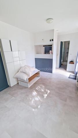 dans le centre ville de Claye, immeuble de rapport composé au rdc de 2 studettes dont une louée, au 1er étage, un studio de 31m² entièrement rénové libre à la location. Au 2e étage, un studio de 31m² entièrement rénové également libre à la location. Au 3e étage, un comble (appartement dans le titre de propriété) à aménager afin de recréer le 5ème lot existant. Une cave. Le tout avec un terrain de 182m². Possibilité d'une rentabilité locative à 7% l'an brute.