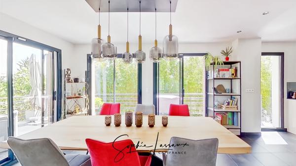 Maison d'architecte de 7 pièces avec toit terrasse à MEZY SUR SEINE