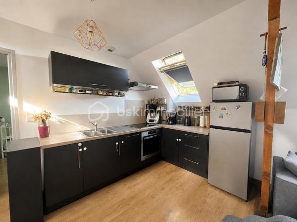 À découvrir à Belloy-en-France, au sein d’une résidence privée, fermée et sécurisée, cet appartement situé au premier étage offre un cadre de vie agréable et un agencement fonctionnel.

L’appartement se compose d’une entrée avec placard, d’une salle de bains, WC, d’une chambre bénéficiant d’un grand placard intégré, ainsi que d’une cuisine ouverte sur un salon lumineux et chaleureux.

Un escalier permet d’accéder à une mezzanine offrant un espace supplémentaire particulièrement appréciable. Celle-ci pourra être aménagée, selon vos besoins, en bureau, en espace détente ou en chambre d’appoint.

Une place de parking et une cave complètent ce bien. La résidence dispose également d’un local à vélos.

Idéalement situé, l’appartement se trouve à proximité des écoles maternelle et élémentaire, des commerces et des services du village. La gare de Belloy–Saint-Martin, desservie par la ligne H, permet de rejoindre Paris–Gare du Nord.

LES ATOUTS :

Résidence privée, fermée et sécurisée
Appartement situé au premier étage
Cuisine ouverte sur le salon
Chambre avec grand placard intégré
Mezzanine polyvalente
Salle de bains 
WC
Rangements
Place de parking
Cave
Local à vélos
Écoles, commerces et transports à proximité

Un appartement chaleureux et bien agencé, idéal pour un premier achat, un couple ou un investissement locatif.

Contactez-moi pour obtenir davantage d’informations ou organiser une visite.