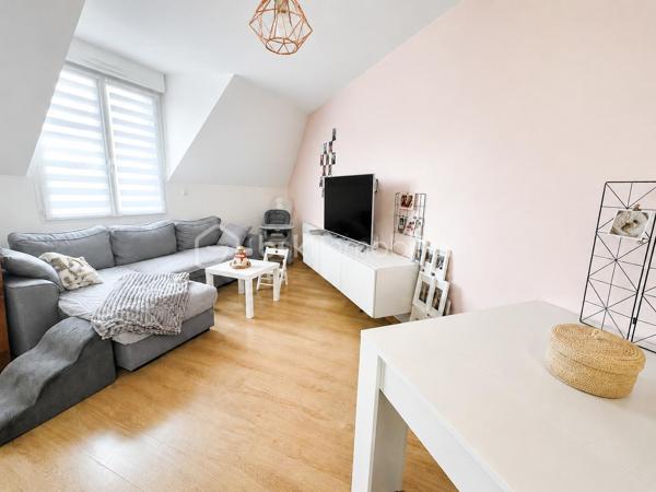 À découvrir à Belloy-en-France, au sein d’une résidence privée, fermée et sécurisée, cet appartement situé au premier étage offre un cadre de vie agréable et un agencement fonctionnel.

L’appartement se compose d’une entrée avec placard, d’une salle de bains, WC, d’une chambre bénéficiant d’un grand placard intégré, ainsi que d’une cuisine ouverte sur un salon lumineux et chaleureux.

Un escalier permet d’accéder à une mezzanine offrant un espace supplémentaire particulièrement appréciable. Celle-ci pourra être aménagée, selon vos besoins, en bureau, en espace détente ou en chambre d’appoint.

Une place de parking et une cave complètent ce bien. La résidence dispose également d’un local à vélos.

Idéalement situé, l’appartement se trouve à proximité des écoles maternelle et élémentaire, des commerces et des services du village. La gare de Belloy–Saint-Martin, desservie par la ligne H, permet de rejoindre Paris–Gare du Nord.

LES ATOUTS :

Résidence privée, fermée et sécurisée
Appartement situé au premier étage
Cuisine ouverte sur le salon
Chambre avec grand placard intégré
Mezzanine polyvalente
Salle de bains 
WC
Rangements
Place de parking
Cave
Local à vélos
Écoles, commerces et transports à proximité

Un appartement chaleureux et bien agencé, idéal pour un premier achat, un couple ou un investissement locatif.

Contactez-moi pour obtenir davantage d’informations ou organiser une visite.