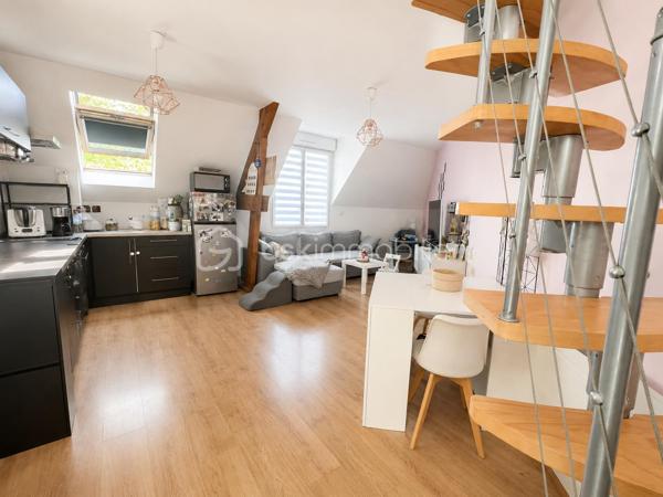 À découvrir à Belloy-en-France, au sein d’une résidence privée, fermée et sécurisée, cet appartement situé au premier étage offre un cadre de vie agréable et un agencement fonctionnel.

L’appartement se compose d’une entrée avec placard, d’une salle de bains, WC, d’une chambre bénéficiant d’un grand placard intégré, ainsi que d’une cuisine ouverte sur un salon lumineux et chaleureux.

Un escalier permet d’accéder à une mezzanine offrant un espace supplémentaire particulièrement appréciable. Celle-ci pourra être aménagée, selon vos besoins, en bureau, en espace détente ou en chambre d’appoint.

Une place de parking et une cave complètent ce bien. La résidence dispose également d’un local à vélos.

Idéalement situé, l’appartement se trouve à proximité des écoles maternelle et élémentaire, des commerces et des services du village. La gare de Belloy–Saint-Martin, desservie par la ligne H, permet de rejoindre Paris–Gare du Nord.

LES ATOUTS :

Résidence privée, fermée et sécurisée
Appartement situé au premier étage
Cuisine ouverte sur le salon
Chambre avec grand placard intégré
Mezzanine polyvalente
Salle de bains 
WC
Rangements
Place de parking
Cave
Local à vélos
Écoles, commerces et transports à proximité

Un appartement chaleureux et bien agencé, idéal pour un premier achat, un couple ou un investissement locatif.

Contactez-moi pour obtenir davantage d’informations ou organiser une visite.