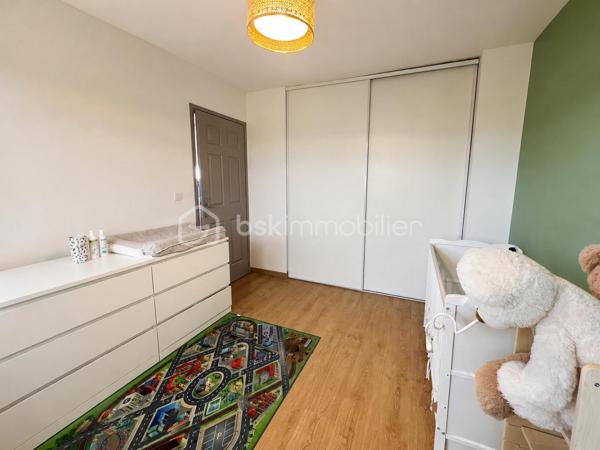 À découvrir à Belloy-en-France, au sein d’une résidence privée, fermée et sécurisée, cet appartement situé au premier étage offre un cadre de vie agréable et un agencement fonctionnel.

L’appartement se compose d’une entrée avec placard, d’une salle de bains, WC, d’une chambre bénéficiant d’un grand placard intégré, ainsi que d’une cuisine ouverte sur un salon lumineux et chaleureux.

Un escalier permet d’accéder à une mezzanine offrant un espace supplémentaire particulièrement appréciable. Celle-ci pourra être aménagée, selon vos besoins, en bureau, en espace détente ou en chambre d’appoint.

Une place de parking et une cave complètent ce bien. La résidence dispose également d’un local à vélos.

Idéalement situé, l’appartement se trouve à proximité des écoles maternelle et élémentaire, des commerces et des services du village. La gare de Belloy–Saint-Martin, desservie par la ligne H, permet de rejoindre Paris–Gare du Nord.

LES ATOUTS :

Résidence privée, fermée et sécurisée
Appartement situé au premier étage
Cuisine ouverte sur le salon
Chambre avec grand placard intégré
Mezzanine polyvalente
Salle de bains 
WC
Rangements
Place de parking
Cave
Local à vélos
Écoles, commerces et transports à proximité

Un appartement chaleureux et bien agencé, idéal pour un premier achat, un couple ou un investissement locatif.

Contactez-moi pour obtenir davantage d’informations ou organiser une visite.