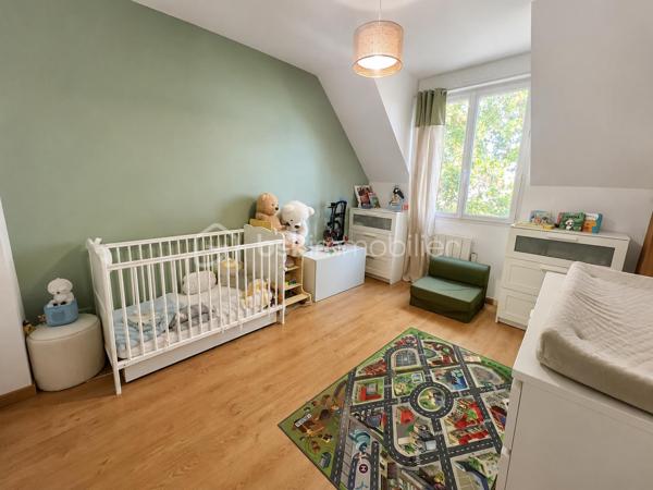 À découvrir à Belloy-en-France, au sein d’une résidence privée, fermée et sécurisée, cet appartement situé au premier étage offre un cadre de vie agréable et un agencement fonctionnel.

L’appartement se compose d’une entrée avec placard, d’une salle de bains, WC, d’une chambre bénéficiant d’un grand placard intégré, ainsi que d’une cuisine ouverte sur un salon lumineux et chaleureux.

Un escalier permet d’accéder à une mezzanine offrant un espace supplémentaire particulièrement appréciable. Celle-ci pourra être aménagée, selon vos besoins, en bureau, en espace détente ou en chambre d’appoint.

Une place de parking et une cave complètent ce bien. La résidence dispose également d’un local à vélos.

Idéalement situé, l’appartement se trouve à proximité des écoles maternelle et élémentaire, des commerces et des services du village. La gare de Belloy–Saint-Martin, desservie par la ligne H, permet de rejoindre Paris–Gare du Nord.

LES ATOUTS :

Résidence privée, fermée et sécurisée
Appartement situé au premier étage
Cuisine ouverte sur le salon
Chambre avec grand placard intégré
Mezzanine polyvalente
Salle de bains 
WC
Rangements
Place de parking
Cave
Local à vélos
Écoles, commerces et transports à proximité

Un appartement chaleureux et bien agencé, idéal pour un premier achat, un couple ou un investissement locatif.

Contactez-moi pour obtenir davantage d’informations ou organiser une visite.