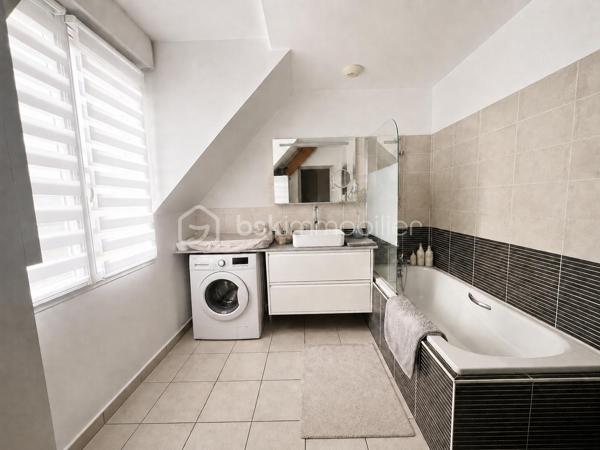 À découvrir à Belloy-en-France, au sein d’une résidence privée, fermée et sécurisée, cet appartement situé au premier étage offre un cadre de vie agréable et un agencement fonctionnel.

L’appartement se compose d’une entrée avec placard, d’une salle de bains, WC, d’une chambre bénéficiant d’un grand placard intégré, ainsi que d’une cuisine ouverte sur un salon lumineux et chaleureux.

Un escalier permet d’accéder à une mezzanine offrant un espace supplémentaire particulièrement appréciable. Celle-ci pourra être aménagée, selon vos besoins, en bureau, en espace détente ou en chambre d’appoint.

Une place de parking et une cave complètent ce bien. La résidence dispose également d’un local à vélos.

Idéalement situé, l’appartement se trouve à proximité des écoles maternelle et élémentaire, des commerces et des services du village. La gare de Belloy–Saint-Martin, desservie par la ligne H, permet de rejoindre Paris–Gare du Nord.

LES ATOUTS :

Résidence privée, fermée et sécurisée
Appartement situé au premier étage
Cuisine ouverte sur le salon
Chambre avec grand placard intégré
Mezzanine polyvalente
Salle de bains 
WC
Rangements
Place de parking
Cave
Local à vélos
Écoles, commerces et transports à proximité

Un appartement chaleureux et bien agencé, idéal pour un premier achat, un couple ou un investissement locatif.

Contactez-moi pour obtenir davantage d’informations ou organiser une visite.