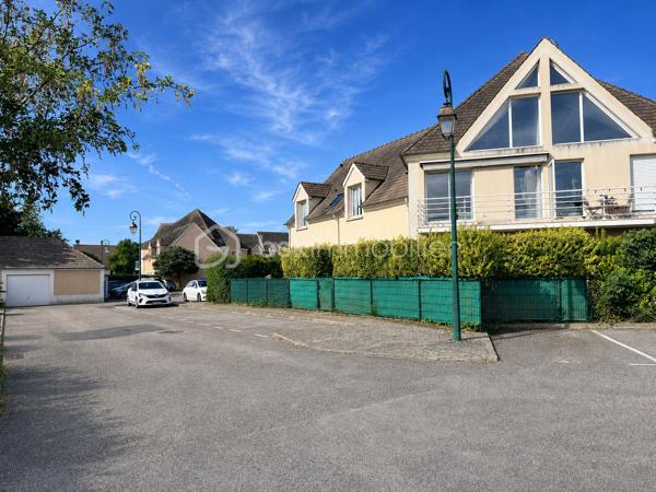 À découvrir à Belloy-en-France, au sein d’une résidence privée, fermée et sécurisée, cet appartement situé au premier étage offre un cadre de vie agréable et un agencement fonctionnel.

L’appartement se compose d’une entrée avec placard, d’une salle de bains, WC, d’une chambre bénéficiant d’un grand placard intégré, ainsi que d’une cuisine ouverte sur un salon lumineux et chaleureux.

Un escalier permet d’accéder à une mezzanine offrant un espace supplémentaire particulièrement appréciable. Celle-ci pourra être aménagée, selon vos besoins, en bureau, en espace détente ou en chambre d’appoint.

Une place de parking et une cave complètent ce bien. La résidence dispose également d’un local à vélos.

Idéalement situé, l’appartement se trouve à proximité des écoles maternelle et élémentaire, des commerces et des services du village. La gare de Belloy–Saint-Martin, desservie par la ligne H, permet de rejoindre Paris–Gare du Nord.

LES ATOUTS :

Résidence privée, fermée et sécurisée
Appartement situé au premier étage
Cuisine ouverte sur le salon
Chambre avec grand placard intégré
Mezzanine polyvalente
Salle de bains 
WC
Rangements
Place de parking
Cave
Local à vélos
Écoles, commerces et transports à proximité

Un appartement chaleureux et bien agencé, idéal pour un premier achat, un couple ou un investissement locatif.

Contactez-moi pour obtenir davantage d’informations ou organiser une visite.