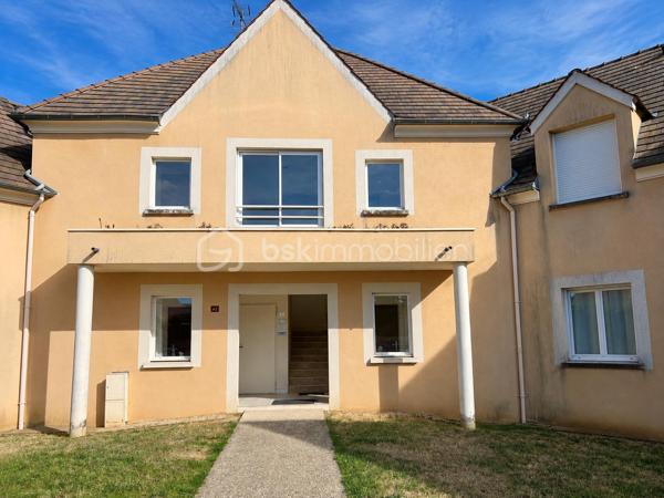 À découvrir à Belloy-en-France, au sein d’une résidence privée, fermée et sécurisée, cet appartement situé au premier étage offre un cadre de vie agréable et un agencement fonctionnel.

L’appartement se compose d’une entrée avec placard, d’une salle de bains, WC, d’une chambre bénéficiant d’un grand placard intégré, ainsi que d’une cuisine ouverte sur un salon lumineux et chaleureux.

Un escalier permet d’accéder à une mezzanine offrant un espace supplémentaire particulièrement appréciable. Celle-ci pourra être aménagée, selon vos besoins, en bureau, en espace détente ou en chambre d’appoint.

Une place de parking et une cave complètent ce bien. La résidence dispose également d’un local à vélos.

Idéalement situé, l’appartement se trouve à proximité des écoles maternelle et élémentaire, des commerces et des services du village. La gare de Belloy–Saint-Martin, desservie par la ligne H, permet de rejoindre Paris–Gare du Nord.

LES ATOUTS :

Résidence privée, fermée et sécurisée
Appartement situé au premier étage
Cuisine ouverte sur le salon
Chambre avec grand placard intégré
Mezzanine polyvalente
Salle de bains 
WC
Rangements
Place de parking
Cave
Local à vélos
Écoles, commerces et transports à proximité

Un appartement chaleureux et bien agencé, idéal pour un premier achat, un couple ou un investissement locatif.

Contactez-moi pour obtenir davantage d’informations ou organiser une visite.