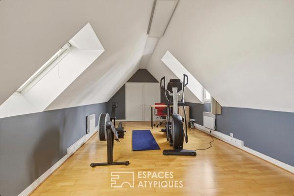 Maison de ville aux volumes remarquables et son jardin