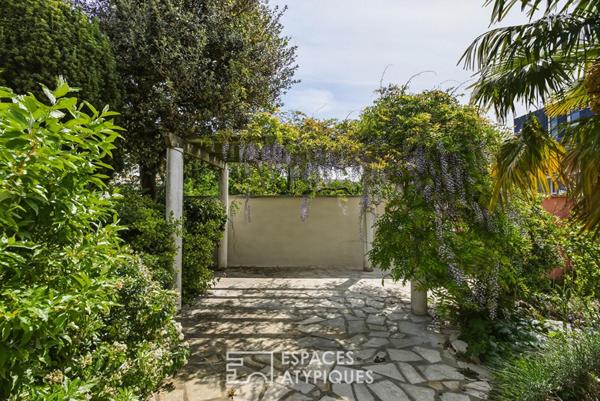 Maison de ville aux volumes remarquables et son jardin