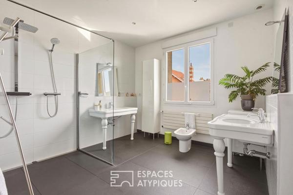 Maison de ville aux volumes remarquables et son jardin