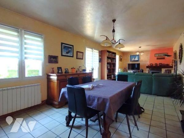 Maison individuelle datant de 1989 en très bon état général.
Bâtie sur un sous sol total cette...