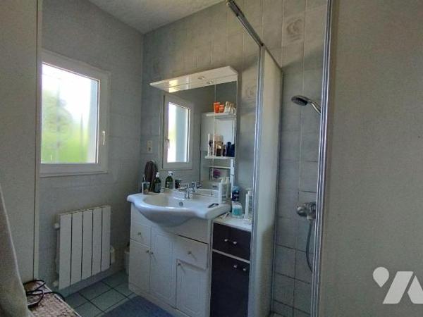 Maison individuelle datant de 1989 en très bon état général.
Bâtie sur un sous sol total cette...