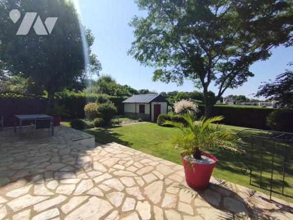 Maison individuelle datant de 1989 en très bon état général.
Bâtie sur un sous sol total cette...