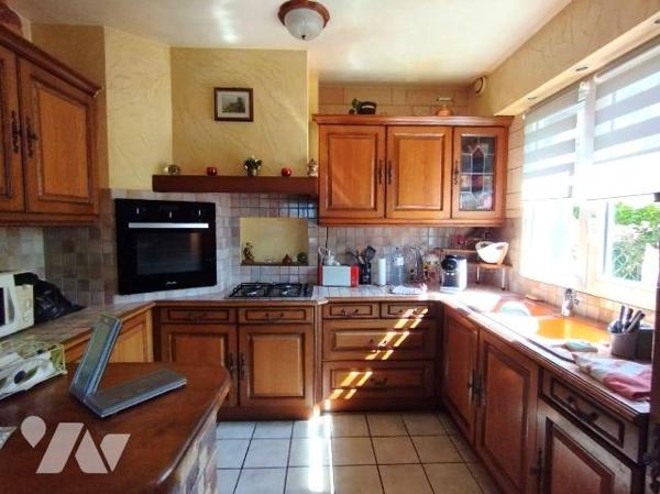 Maison individuelle datant de 1989 en très bon état général.
Bâtie sur un sous sol total cette...