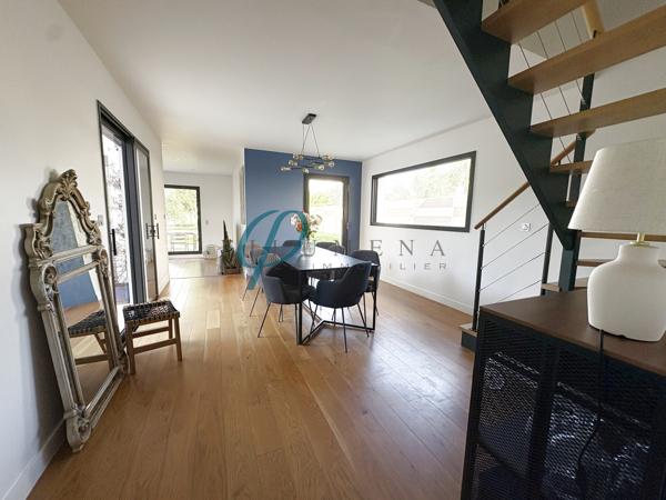À vendre, Maison contemporaine lumineuse et chaleureuse, située au calme.