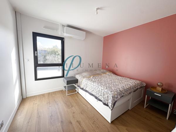 À vendre, Maison contemporaine lumineuse et chaleureuse, située au calme.