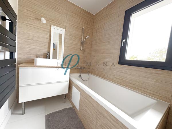 À vendre, Maison contemporaine lumineuse et chaleureuse, située au calme.