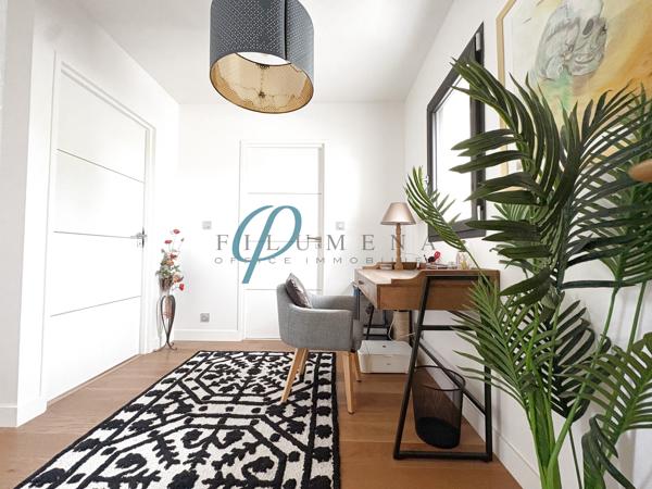 À vendre, Maison contemporaine lumineuse et chaleureuse, située au calme.