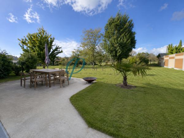 À vendre, Maison contemporaine lumineuse et chaleureuse, située au calme.