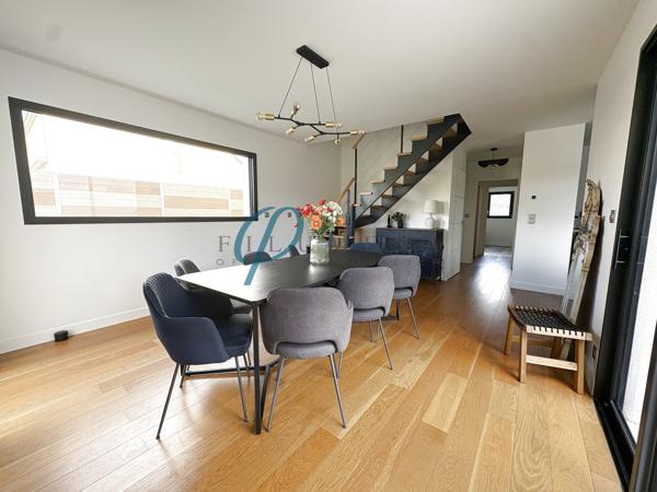 À vendre, Maison contemporaine lumineuse et chaleureuse, située au calme.