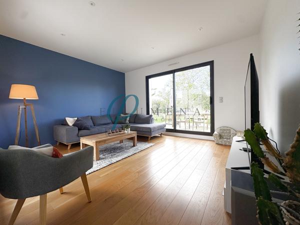 À vendre, Maison contemporaine lumineuse et chaleureuse, située au calme.