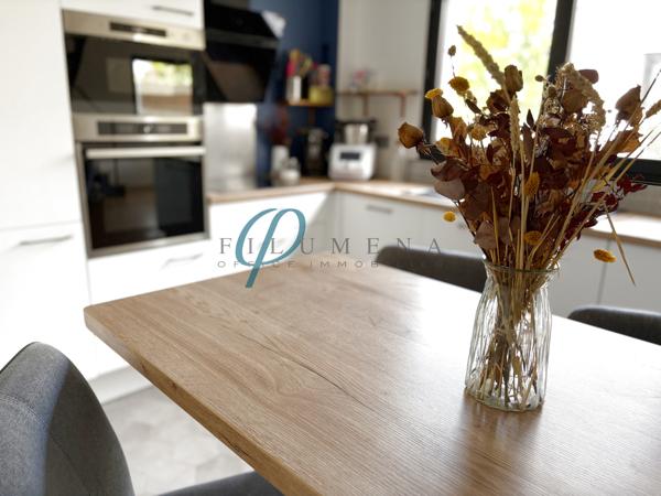 À vendre, Maison contemporaine lumineuse et chaleureuse, située au calme.