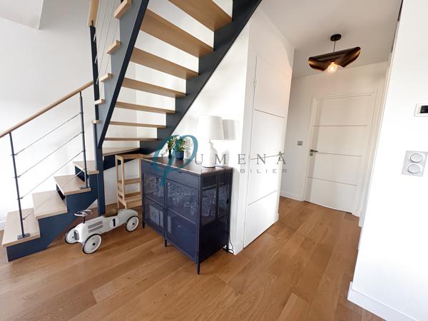 À vendre, Maison contemporaine lumineuse et chaleureuse, située au calme.