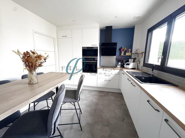 À vendre, Maison contemporaine lumineuse et chaleureuse, située au calme.