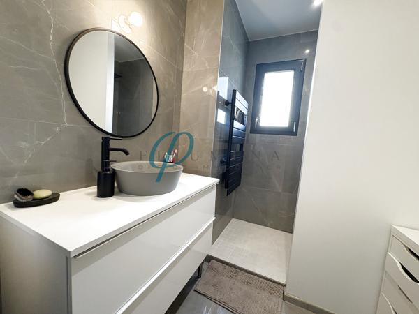 À vendre, Maison contemporaine lumineuse et chaleureuse, située au calme.