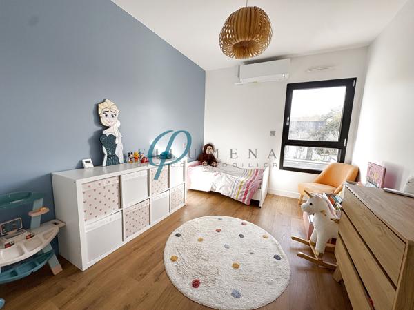 À vendre, Maison contemporaine lumineuse et chaleureuse, située au calme.