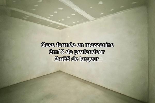 Parking atypique couvert 22 m² + cave intégrée 8 m²