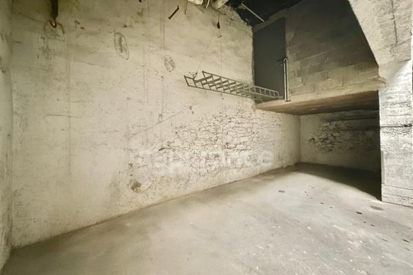 Parking atypique couvert 22 m² + cave intégrée 8 m²