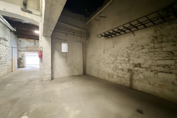 Parking atypique couvert 22 m² + cave intégrée 8 m²