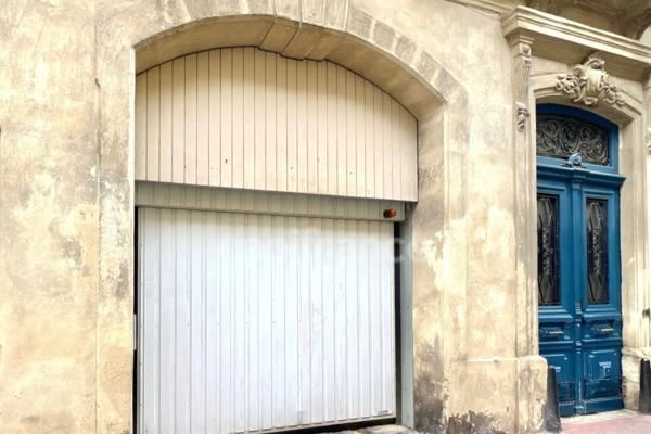 Parking atypique couvert 22 m² + cave intégrée 8 m²