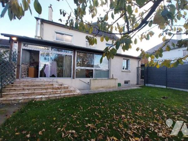 VITRE. Hyper centre, quartier Centre culturel/gare, grande maison d'habitation divisée en 2 log...