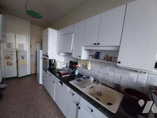 VITRE. Hyper centre, quartier Centre culturel/gare, grande maison d'habitation divisée en 2 log...