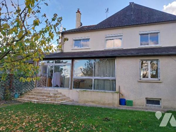 VITRE. Hyper centre, quartier Centre culturel/gare, grande maison d'habitation divisée en 2 log...