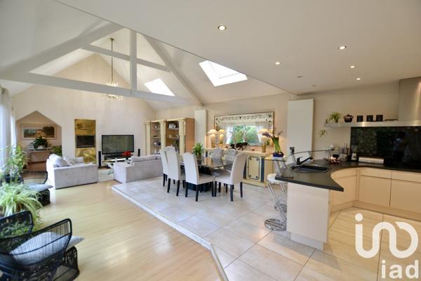 Maison traditionnelle 8 pièces de 181 m² à Osny (95520)