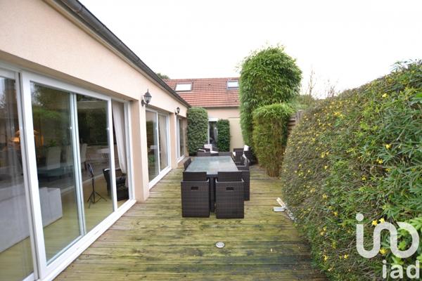 Maison traditionnelle 8 pièces de 181 m² à Osny (95520)