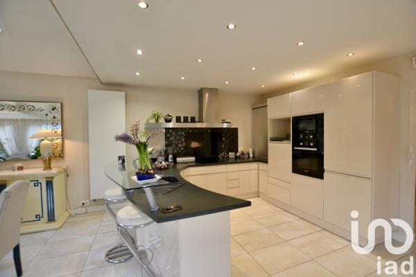 Maison traditionnelle 8 pièces de 181 m² à Osny (95520)