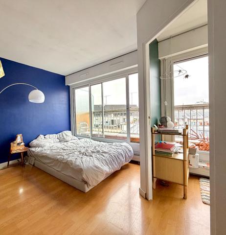 Studio à vendre au dernier étage. Vendu loué.
