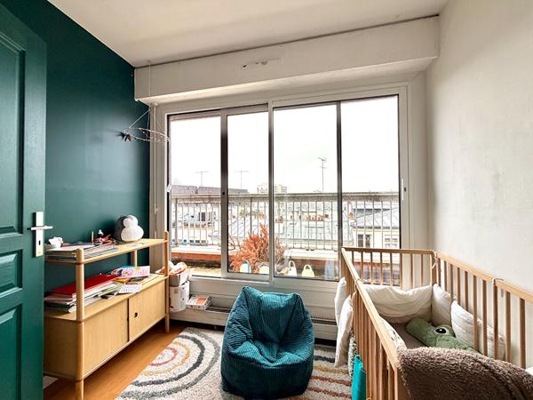 Studio à vendre au dernier étage. Vendu loué.