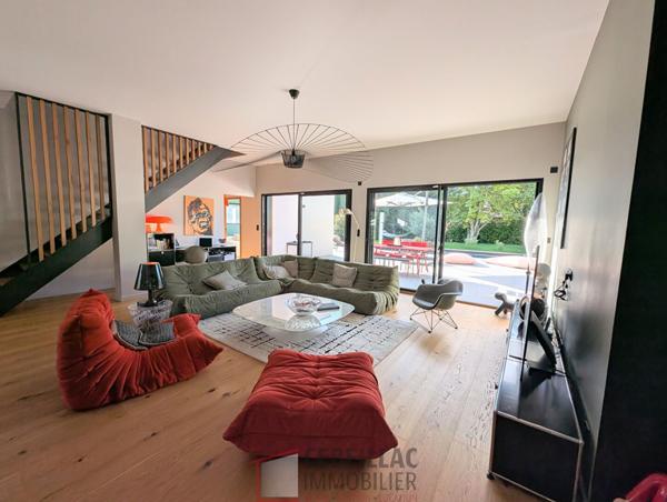 Maison 9 pièce(s) 5 chambre(s) 250 m²