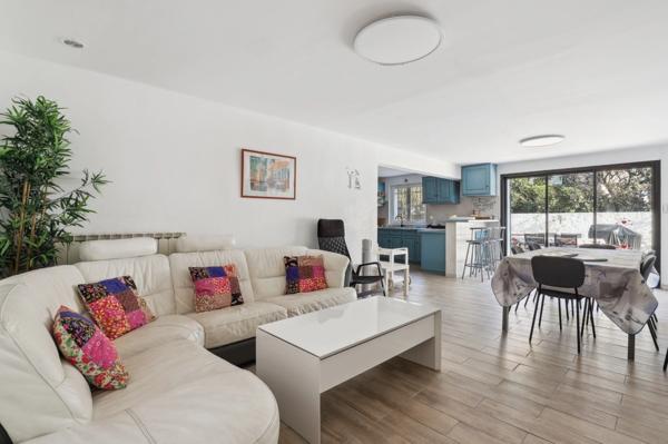 83430 SAINT MANDRIER SUR MER - 2 MAISONS + 1 STUDIO - 7 CHAMBRES - JARDIN - CLIMATISATION - VUE MER - PROCHE DE TOUTES COMMODITES - RENTABILITE